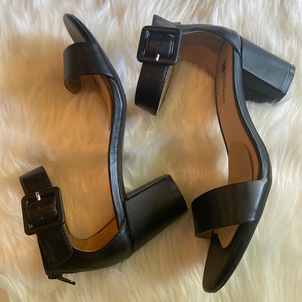 White Mountain Leather Black Sandals.